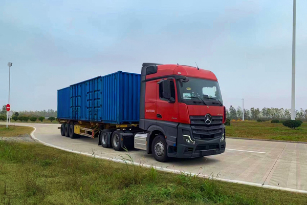 3��÷ِ��˹-���Y��(gu��)�a(ch��n)�ؿ�Actros 6&times;4��·����܇(ch��)�M(j��n)�Мy(c��)ԇ.jpg