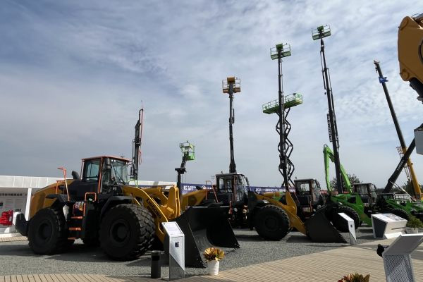 ȫ�������w ��Ԫ���g(sh��)���� �����ǵ�·�����ж���(qi��ng)962.jpg