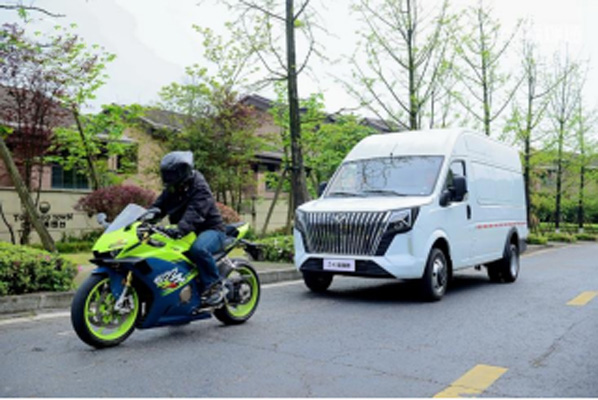 ����ͨV8E~V10�p܇(ch��)Ʒ�b ��(f��)�d̖(h��o)�c��(m��ng)�����γɞ��µĳ���1976.jpg